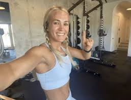 carrie underwood shares makeup free gym