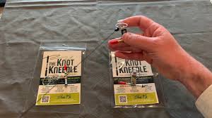 how to grip the knot kneedle and