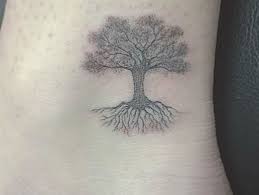 Tatouage cheville : tatouage arbres sur la cheville