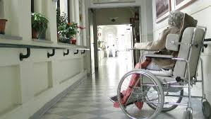 Anziani nelle Rsa, continua il lockdown “Potranno uscire solo nei prossimi  mesi” - La Stampa
