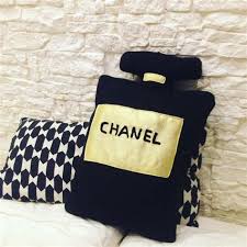 Visualizza altre idee su cuscini, cuscini cuscini. Cuscini Chanel Elegante 5 Cuscini Decorativi Chanel Jake Vintage Coco Chanel Was Born Gabrielle Bonheur Chanel Awonthe