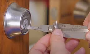 how to pick a kwikset door lock in a