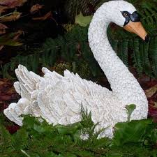 Majestic Swan Garden Ornemant