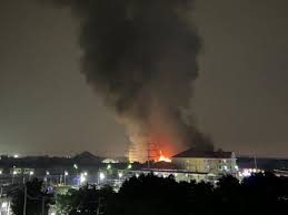 ด่วน! ไฟไหม้โรงงานในซอยกิ่งแก้ว 9/1 พื้นที่ราชาเทวะ - 77 ข่าวเด็ด