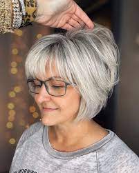 Les meilleures coiffures de 2023 pour dames après 60 ans avec des lunettes.  Quelle coupe pour rajeunir votre visage ?