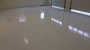 Garage perfect quartz epoxy floors combine paint chips and metallic mica to create the visual appearance of these translucent crystal rocks. Awesome White Rust Bullet Garage Floor Garageflooringllc Com