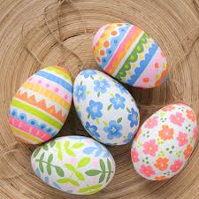 decorating easter eggs using chalkola
