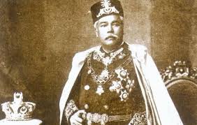 Baju ni mula dipakai di johor ketika pemerintahan sultan ibrahim ibni sultan. Baju Melayu Teluk Belanga Rekaan Sultan Abu Bakar Omar Ali