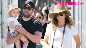 Emily blunt plays the role of evelyn abbott in the hit thriller. Emily Blunt Is Very Pregnant With John Krasinski Her Daughter At The Farmers Market Youtube