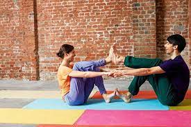 Zwar hat yoga den ruf, dass man seine gliedmaßen verknotet und schier. Yoga Ubungen 8 X Yoga Fur Paare Bilder Fit For Fun