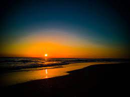 Bellissimo tramonto sulla spiaggia tropicale con shorebreak e luce solare all'orizzonte. Pin Su Tramonti In Citta