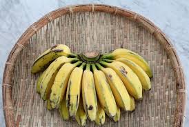 Setelah dibuang kulitnya, pisang diiris memanjang menjadi 4 bagian tapi bagian pangkalnya tidak putus. A Delicious Pisang Goreng Recipe To Try This Rainy Season A Journey Bespoke