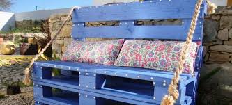 Ръчно изработените градински мебели, като тази цветна градинска пейка от дървени палети, могат да превърнат всеки двор в неповторим и истински уютен кът за отмора на открито. Pejka Ot Paleti