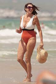 Paz Padilla luce cuerpo en bikini en la playa de Cádiz