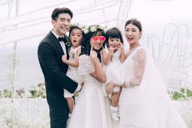 Alyssia chia shared photos from her baby daughter bo's birthday bash, and it's a picture of familial bliss as the three ladies and their man xiu jie kai gathered around the cake to blow the candle. Alyssa Chia And Xiu Jie Kai Wedding In Bali Dramapanda
