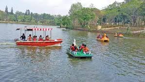 விடுமுறை நாளையொட்டி ஏற்காடு, மேட்டூரில் குவிந்த சுற்றுலா பயணிகள் | Tamil News Yercaud and Mettur enjoy boat rides
