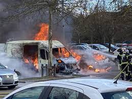 Sud Alsace. Faits divers : deux véhicules en feu sur le parking de Cora à  Mulhouse