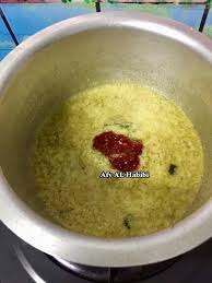 Masukkan sebiji buah kurma ke dalam rebusan perut lembu. Resipi Gulai Ayam Nasi Berlauk Kelantan Yang Sedap Mudah Patut Cuba