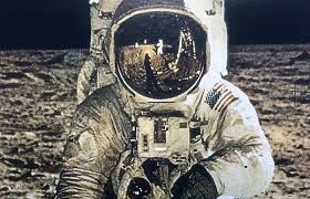 Esto fue lo que dijo Neil Armstrong al pisar la Luna - Contrapeso
