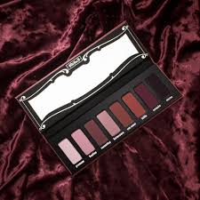 eyeshadow palette from besitos little kisses to corazón heart the 8 high pigment blendable matte shades in this palette were inspired by