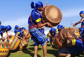 Ada banyak cara memainkan alat musik ritmis ini, seperti konga merupakan alat musik ritmis yang berasal dari afrika, alat musik ini bisa disebut juga tumbadora. 16 Contoh Alat Musik Ritmis Tambah Pinter