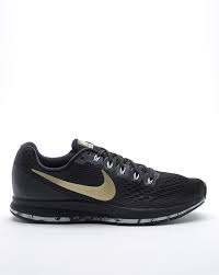 black sports shoes for men by nike