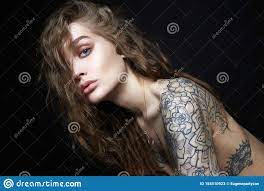 Jeune Femme Sexy Avec Le Tatouage Image stock - Image du modèle, émotion:  154510923