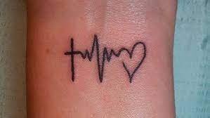 Inspiration tatouages : ces lignes qui représentent les battements du coeur