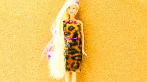 Vielleicht wird es diese vielfalt auch bei den kinderpuppen von barbie mal geben. Barbie Kleid Selber Machen In 5 Minuten Cooles Outfit Fur Barbie Fashion Selber Machen Youtube