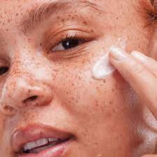 how to moisturize your face the right