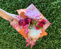 decorate a gift box with flowers for
