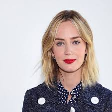 Blunt was born on february 23, 1983, in roehampton, south west london, england, the second of four children in the family of joanna mackie, a. Emily Blunt Ein Tag Mit Emily Blunt Fit For Fun