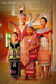 Pakaian ini dibuat dari baldu berhias labuci motif aso dan naga. Pakaian Tradisional Kaum Iban Sarawak Malaysia Traditional Outfits National Clothes Traditional Dresses