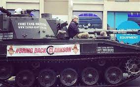 Contra demissão de apresentador, fãs vão à porta de emissora britânica em  um tanque de guerra - GQ | Da redação
