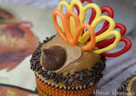Reese's pieces turkey cupcakes are perfect for kids to decorate to get in the thanksgiving spirit! 17 Thanksgiving Cupcakes Oh My Creative