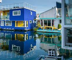 floating house life on the water