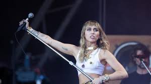 Miley cyrus shared the stage with billy idol during her tiktok tailgate pregame concert performance in tampa bay sunday before super bowl 55, bringing the rocker onstage with a simple, hey, billy. Miley Cyrus Us Sangerin Zieht Schon Vorm Super Bowl Blank News De