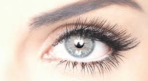remove your false lashes properly