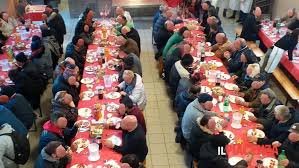 La mensa Caritas è una tavola grande dove c'è posto per tutti soprattutto a  Natale