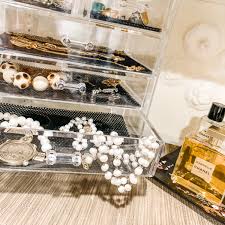 a jewelry storage solution une femme