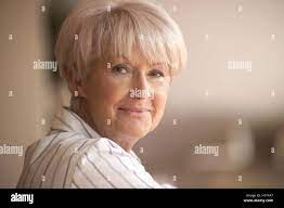Senior, sourire, portrait, femme, 60 - 65 ans, cheveux courts coiffure,  blonde, bien sûr, amical, sympathie, ouverture d'esprit, l'équilibre, voir  l'appareil photo, 60-70 ans Photo Stock - Alamy