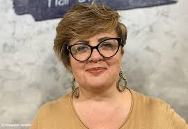 With these fantastic examples of lovely short hairstyles, you will surely get some novel ideas on which hairstyle would suit a round face. 15 Slimming Short Hairstyles For Women Over 50 With Round Faces