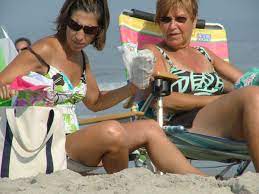 Whats Beauty on X: Beach Candid. #momlegs #beach #candid #female #tan  #whatsbeauty t.cohNgcZKbNpf  X