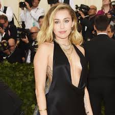 Anyone who follows miley cyrus on instagram knows that she doesn't care what people think of her. Miley Cyrus S Best Red Carpet Beauty Looks Teen Vogue