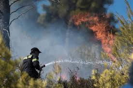38 δασικές πυρκαγιές εκδηλώθηκαν το τελευταίο 24ωρο. Fwtia Twra Sthn Keratea Apeiloyntai Spitia Flash Gr