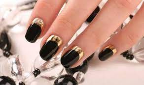 Estos son los diseños donde puedes darle tu toque personal. Unas Negras Con Dorado Gold Nail Designs Trendy Nail Design Gold Acrylic Nails