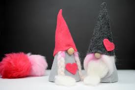 A fun twist on the traditional christmas hat. Diy No Sew Valentine Felt Gnomes Tutorial