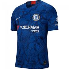 O modelo, tradicional camisa azul, apresenta detalhes gráficos no fundo que fazem referência ao. Chelsea Fc Uniformes