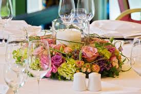 Streudeko /dekoperlen, brillanten und satinbänder/ geben den letzten schliff. Tischdeko Hochzeit Runde Tische Tischdeko Hochzeit Tischdekoration Hochzeit
