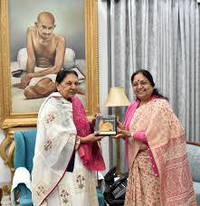 UP GOVERNOR / उत्तराखंड की माननीय राज्यपाल श्रीमती बेबी रानी मौर्या ने  राजभवन में उत्तर प्रदेश की माननीय राज्यपाल से शिष्टाचार भेंट की